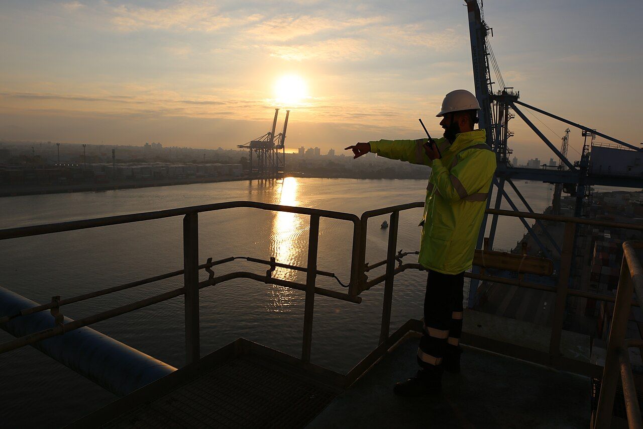 O Porto de Itajaí ao amanhecer, com os guindastes e o rio