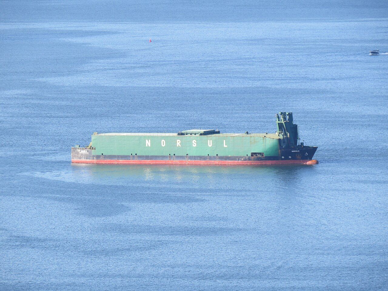 Navio de carga na Baía da Babitonga, em São Francisco do Sul