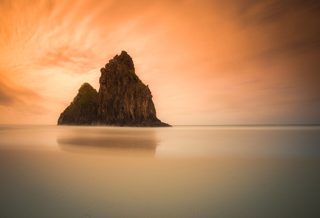 Os Dois Irmãos, dois picos de rocha, ao nascer do sol