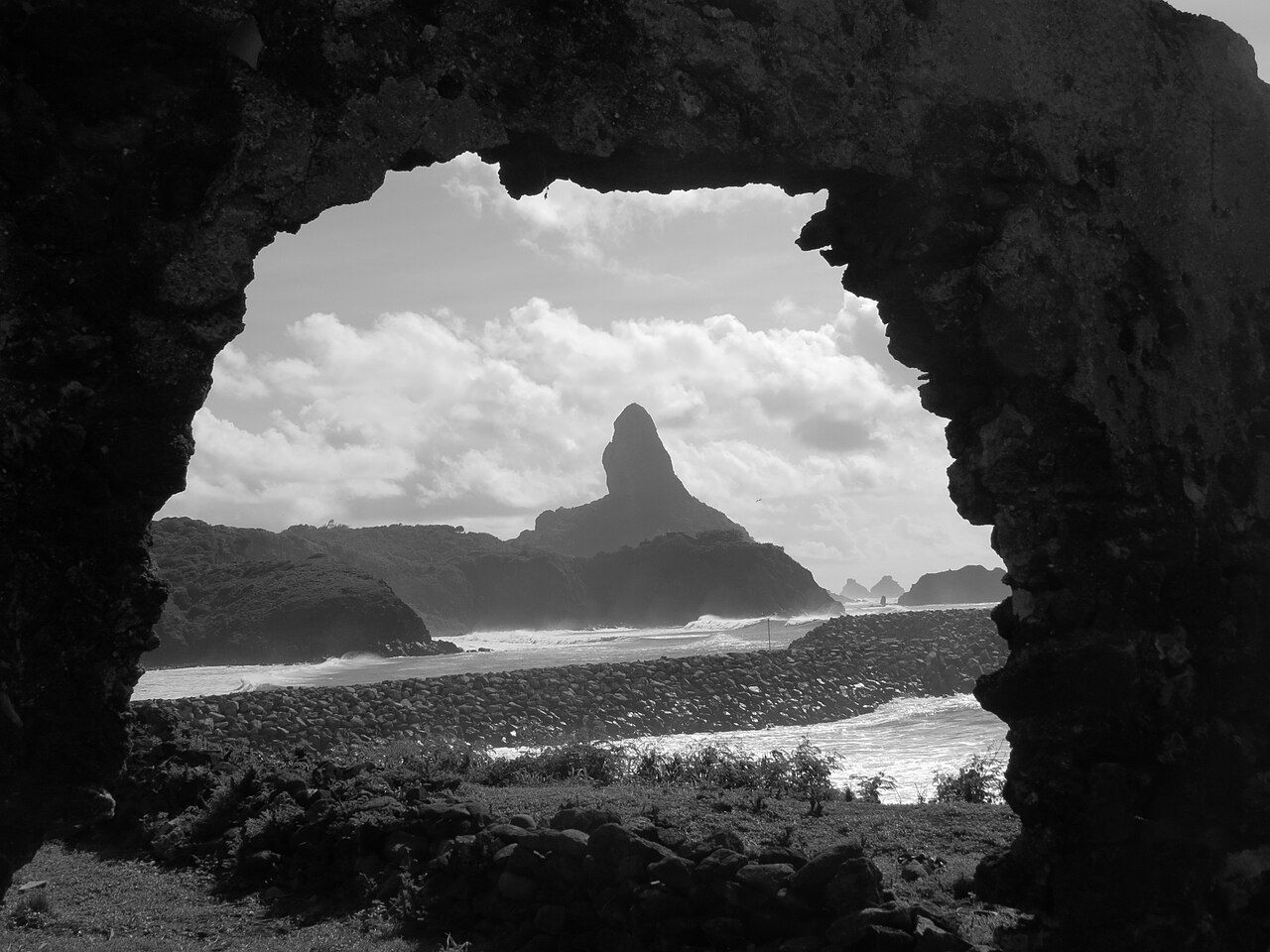 O Morro do Pico visto de dentro de um arco de rocha